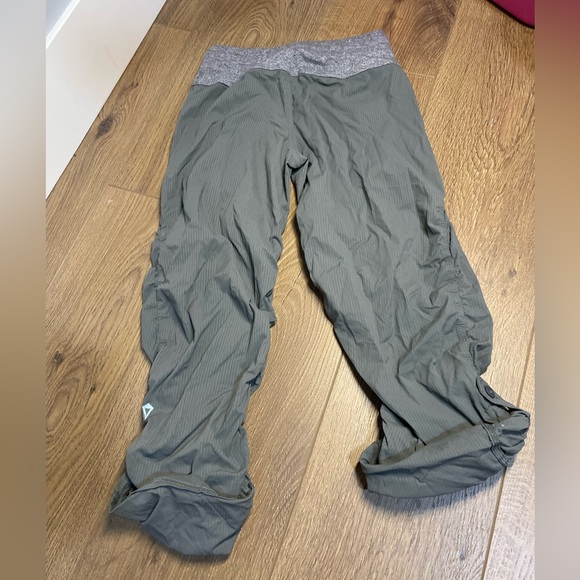 Ivivva Lululemon Girls Gray Elastic Waistband Pleated Live to Move Pants Size 8 - Picture 2 of 6